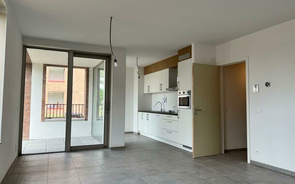 Dit leuk gelijkvloers splinternieuw 2 slaapkamer appartement&nbsp;in project Saffrou biedt alle comfort. De centrale&nbsp;ligging op wandelastand van het station en kortbij het centrum, maakt van deze locatie een interessante ligging.&nbsp;

Het appartement is volled