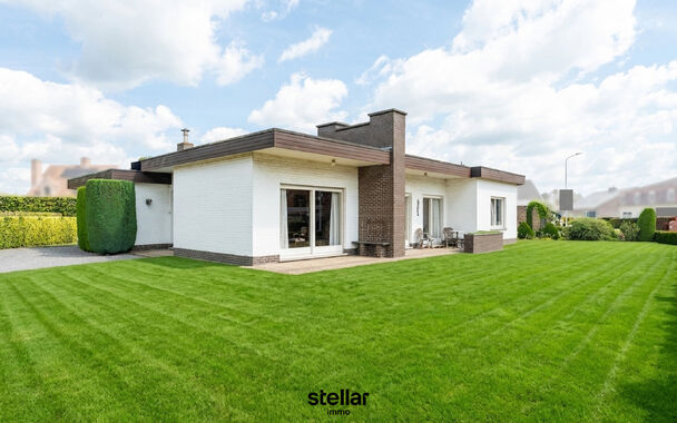 Rustig gelegen bungalow op een perceel van ca. 1.075 m&sup2; nabij het centrum van Eke  

Op zoek naar een bungalow met veel potentieel op een uitstekende locatie? Dan is deze woning beslist een bezoek waard!  

Gelegen in een rustige straat, op korte afstand