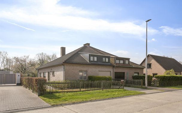 Deze gerieflijke koppelwoning ligt in een residenti&euml;le wijk die paalt aan de Golf in Drongen. Op een boogscheut van Gent, met het station, winkels en scholen in de buurt is dit de ideale uitvalsbasis.

De gezellige woning heeft op het gelijkvloers een in