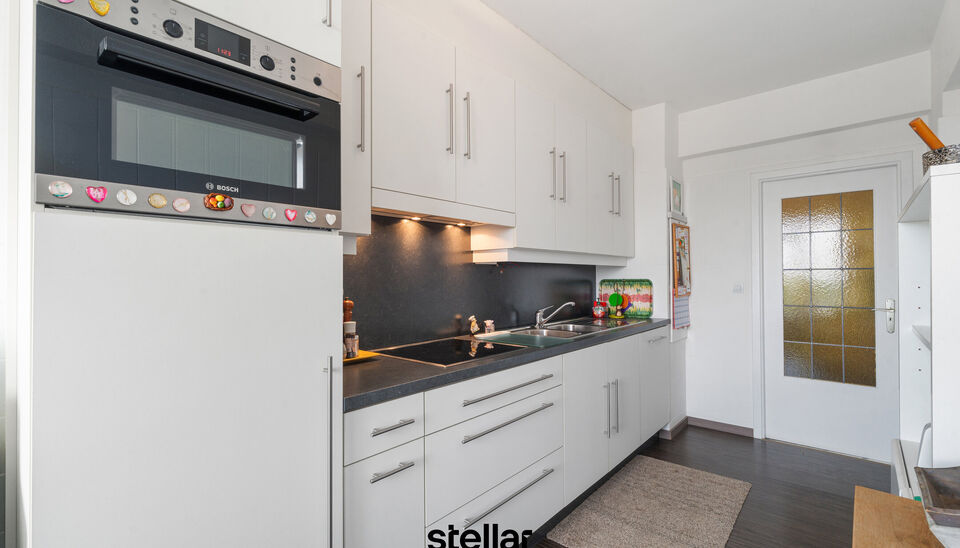 Zeer ruim appartement met 4 slaapkamers en adembenemend zicht &ndash; Gent

Op zoek naar ruimte, comfort &eacute;n uitzicht? Dan mag u dit appartement niet missen!

Gelegen op de zesde verdieping, biedt dit lichtrijke appartement een verrassend mooi zicht over Gent