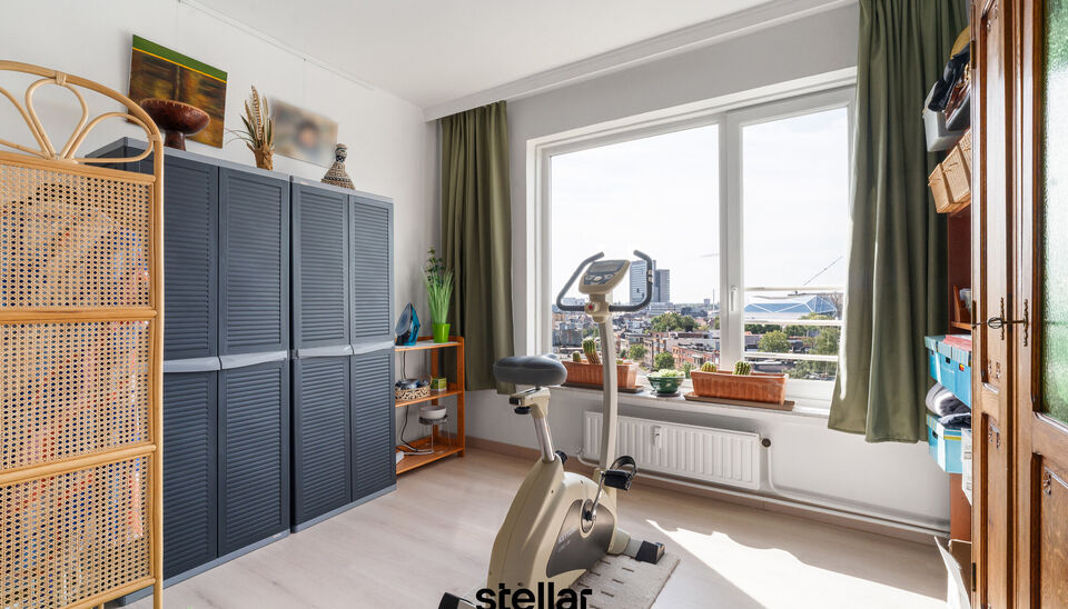 Zeer ruim appartement met 4 slaapkamers en adembenemend zicht &ndash; Gent

Op zoek naar ruimte, comfort &eacute;n uitzicht? Dan mag u dit appartement niet missen!

Gelegen op de zesde verdieping, biedt dit lichtrijke appartement een verrassend mooi zicht over Gent