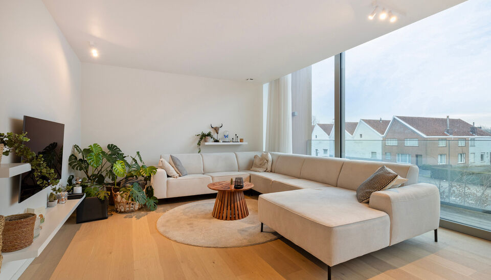 Op een uitstekende ligging in het centrum van Nazareth bevindt zich dit aangename en lichtrijke appartement op de eerste verdieping. Het appartement is bereikbaar via een trap vanaf het gelijkvloers. &nbsp;

Op de verdieping komt u binnen in een ruime leefrui
