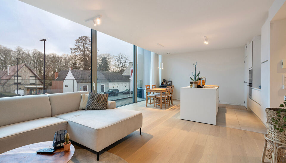 Op een uitstekende ligging in het centrum van Nazareth bevindt zich dit aangename en lichtrijke appartement op de eerste verdieping. Het appartement is bereikbaar via een trap vanaf het gelijkvloers. &nbsp;

Op de verdieping komt u binnen in een ruime leefrui
