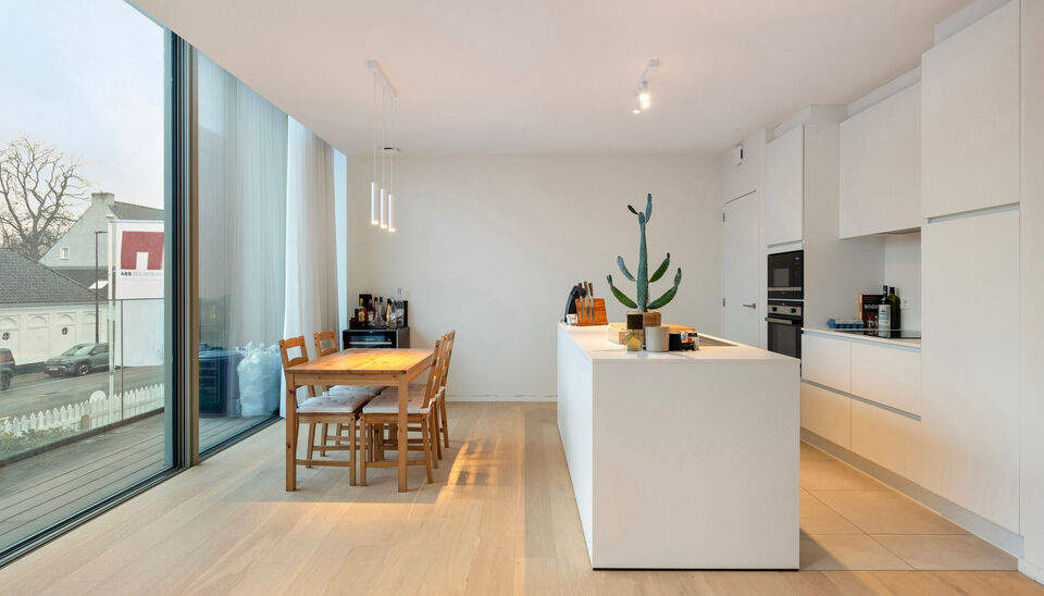 Op een uitstekende ligging in het centrum van Nazareth bevindt zich dit aangename en lichtrijke appartement op de eerste verdieping. Het appartement is bereikbaar via een trap vanaf het gelijkvloers. &nbsp;

Op de verdieping komt u binnen in een ruime leefrui