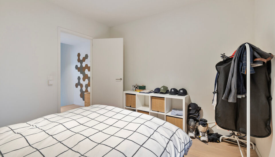 Op een uitstekende ligging in het centrum van Nazareth bevindt zich dit aangename en lichtrijke appartement op de eerste verdieping. Het appartement is bereikbaar via een trap vanaf het gelijkvloers. &nbsp;

Op de verdieping komt u binnen in een ruime leefrui