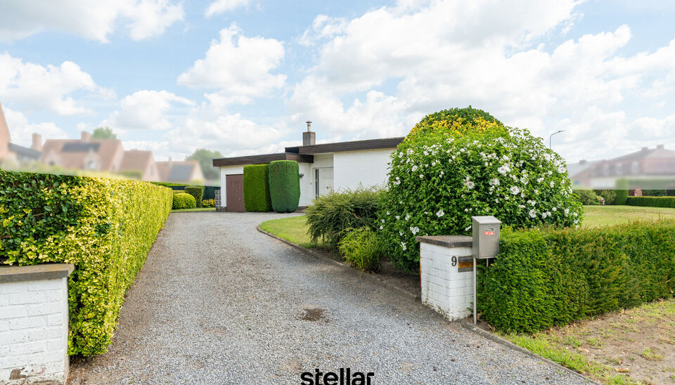 Rustig gelegen bungalow op een perceel van ca. 1.075 m&sup2; nabij het centrum van Eke  

Op zoek naar een bungalow met veel potentieel op een uitstekende locatie? Dan is deze woning beslist een bezoek waard!  

Gelegen in een rustige straat, op korte afstand
