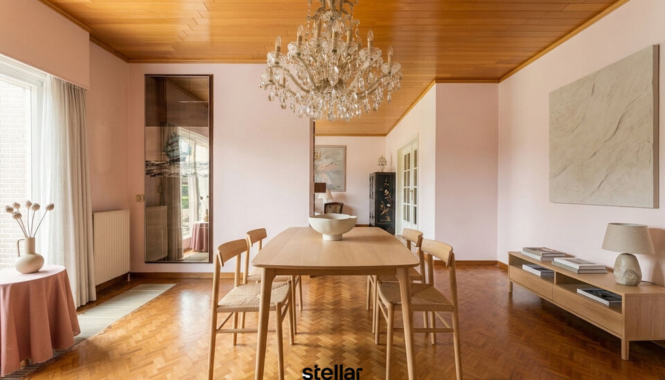 Rustig gelegen bungalow op een perceel van ca. 1.075 m&sup2; nabij het centrum van Eke  

Op zoek naar een bungalow met veel potentieel op een uitstekende locatie? Dan is deze woning beslist een bezoek waard!  

Gelegen in een rustige straat, op korte afstand