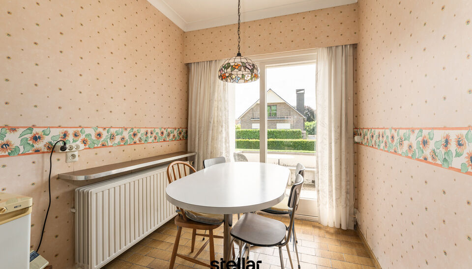 Rustig gelegen bungalow op een perceel van ca. 1.075 m&sup2; nabij het centrum van Eke  

Op zoek naar een bungalow met veel potentieel op een uitstekende locatie? Dan is deze woning beslist een bezoek waard!  

Gelegen in een rustige straat, op korte afstand