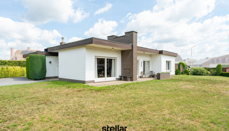 Rustig gelegen bungalow op een perceel van ca. 1.075 m&sup2; nabij het centrum van Eke  

Op zoek naar een bungalow met veel potentieel op een uitstekende locatie? Dan is deze woning beslist een bezoek waard!  

Gelegen in een rustige straat, op korte afstand
