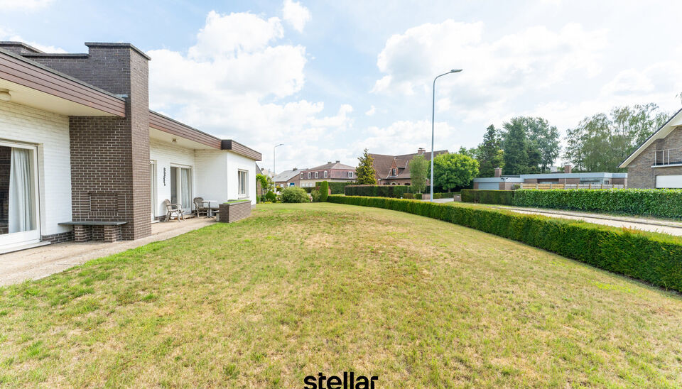 Rustig gelegen bungalow op een perceel van ca. 1.075 m&sup2; nabij het centrum van Eke  

Op zoek naar een bungalow met veel potentieel op een uitstekende locatie? Dan is deze woning beslist een bezoek waard!  

Gelegen in een rustige straat, op korte afstand