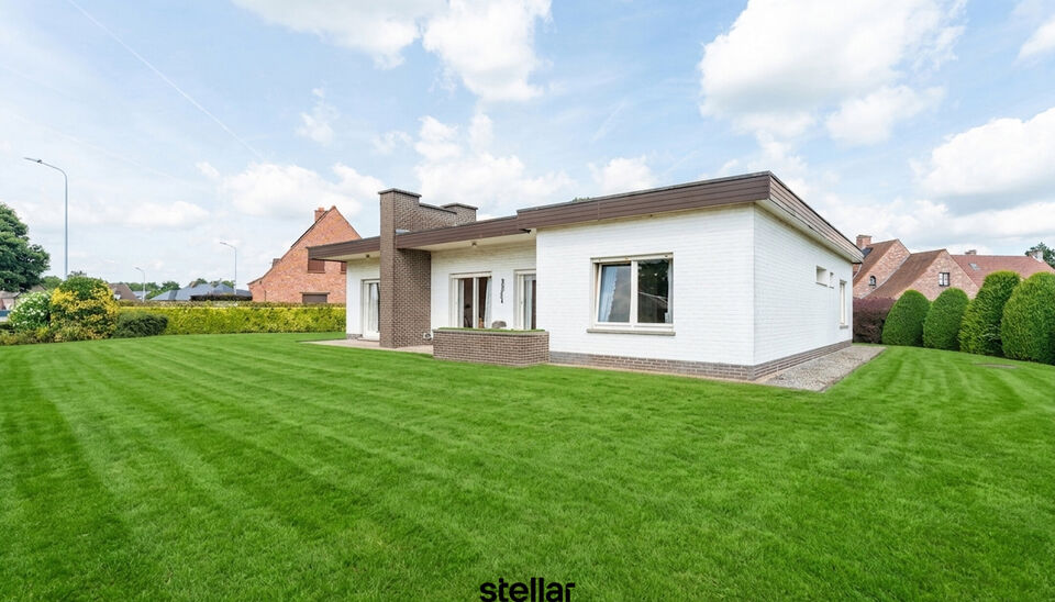 Rustig gelegen bungalow op een perceel van ca. 1.075 m&sup2; nabij het centrum van Eke  

Op zoek naar een bungalow met veel potentieel op een uitstekende locatie? Dan is deze woning beslist een bezoek waard!  

Gelegen in een rustige straat, op korte afstand